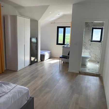 بيت ضيافة Lazri Shëngjin